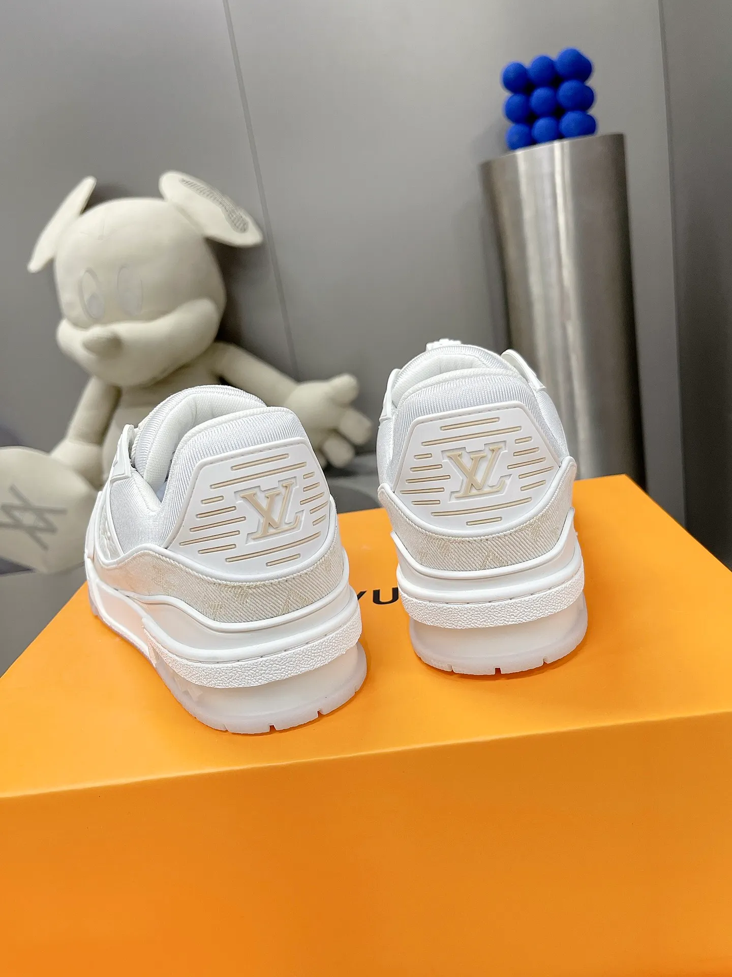 👟👟Ex-factory price 840👟👟The highest version on the Internet⚠️Feel free to compare! 2021🔥New model, purchase quality LV~Louis Vuitton by Virgin Abloh’s best-looking sneakers, Donkey Brand strongly recommends new products, official website limited edition retro basketball sneakers! Both high and low tops cost money to purchase 1:1 accurate replicas of the originals. The details are invincible, full of sincerity, imported custom-made original cowhide, the original package method is the same, the details are 100% restored, and the private model customized the original one-piece T👟👟factory price U outsole, which is different from other brands. Without the original version, this effect cannot be achieved! 35-45 (46 is custom-made and non-refundable) Some colors are available in women’s styles